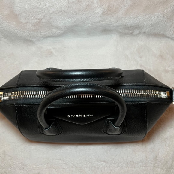 Givenchy Antigona Small Top Handle Bag in Grained Leather - Black - Picture 5 of 10